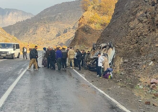 Kayganlaşan yolda minibüs takla attı: 4 yaralı