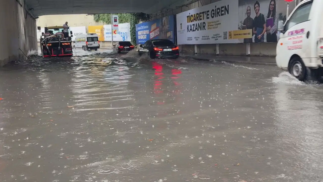 Istanbulda saganak hayati olumsuz etkiledi zincirlikuyu alt gecidi su altinda nazcsXvR